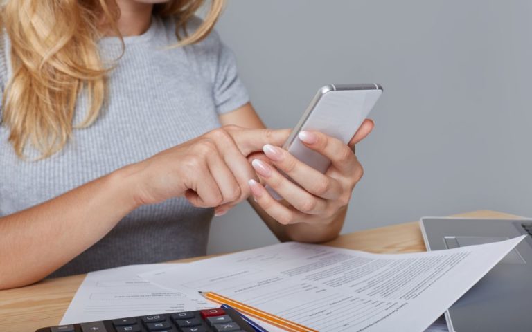 ¿Puede la empresa obligarme a fichar en el trabajo con el móvil?